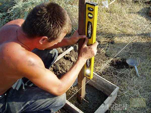 установка опорных столбов