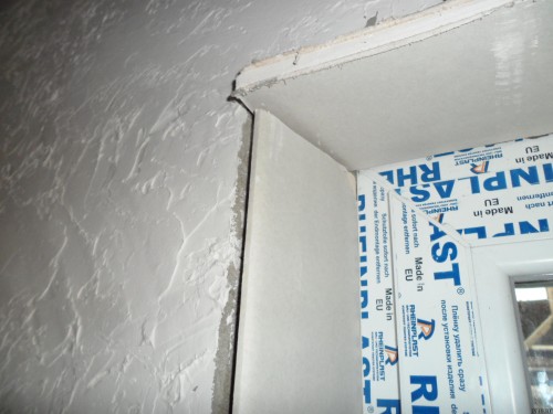Detalhes de drywall são fixados à parede