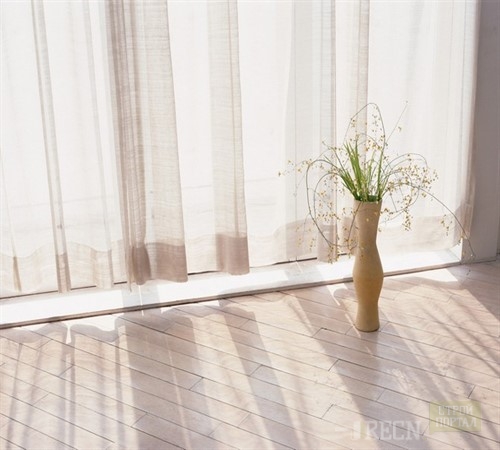 Di lantai vas dengan bunga kering_500x450