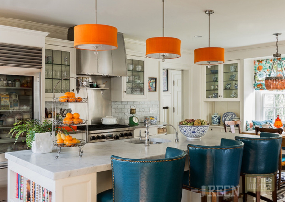 Сочетание оранжевого и голубого в интерьере кухни