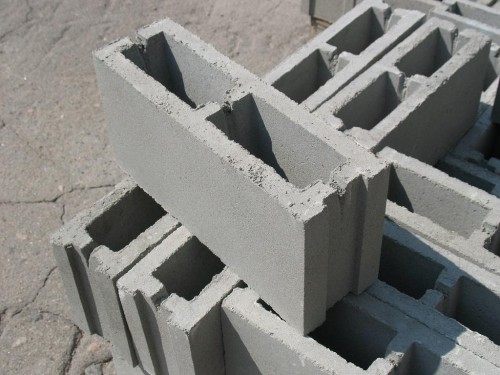 3-blok-betonnyij-pustotelyij-vibropressovannyij