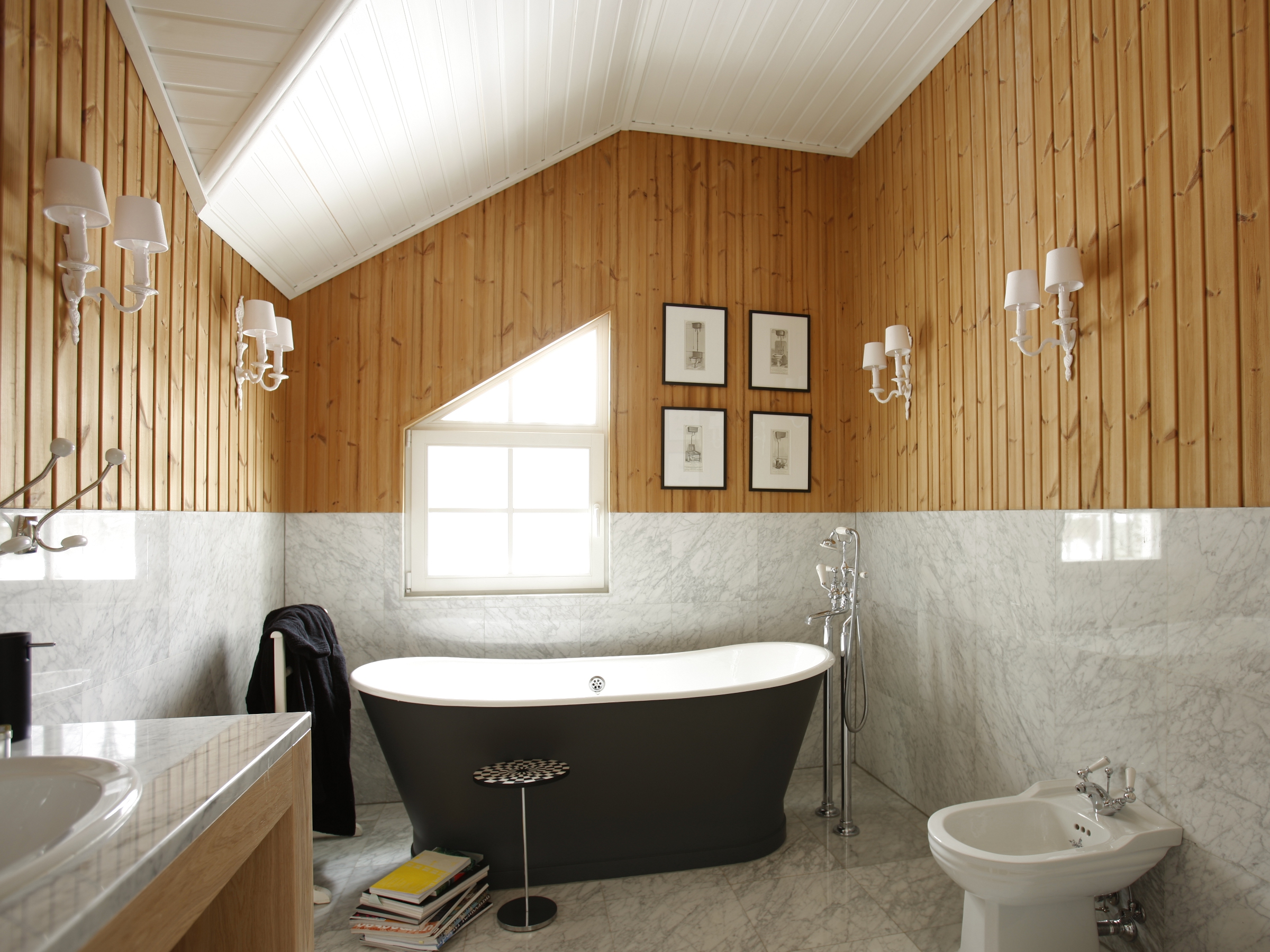 Отделка деревянной комнаты. Ванная комната обшитая вагонкой. Ванная комната отделанная вагонкой. Ванная отделанная вагонкой деревянной. Комбинированная отделка ванной.