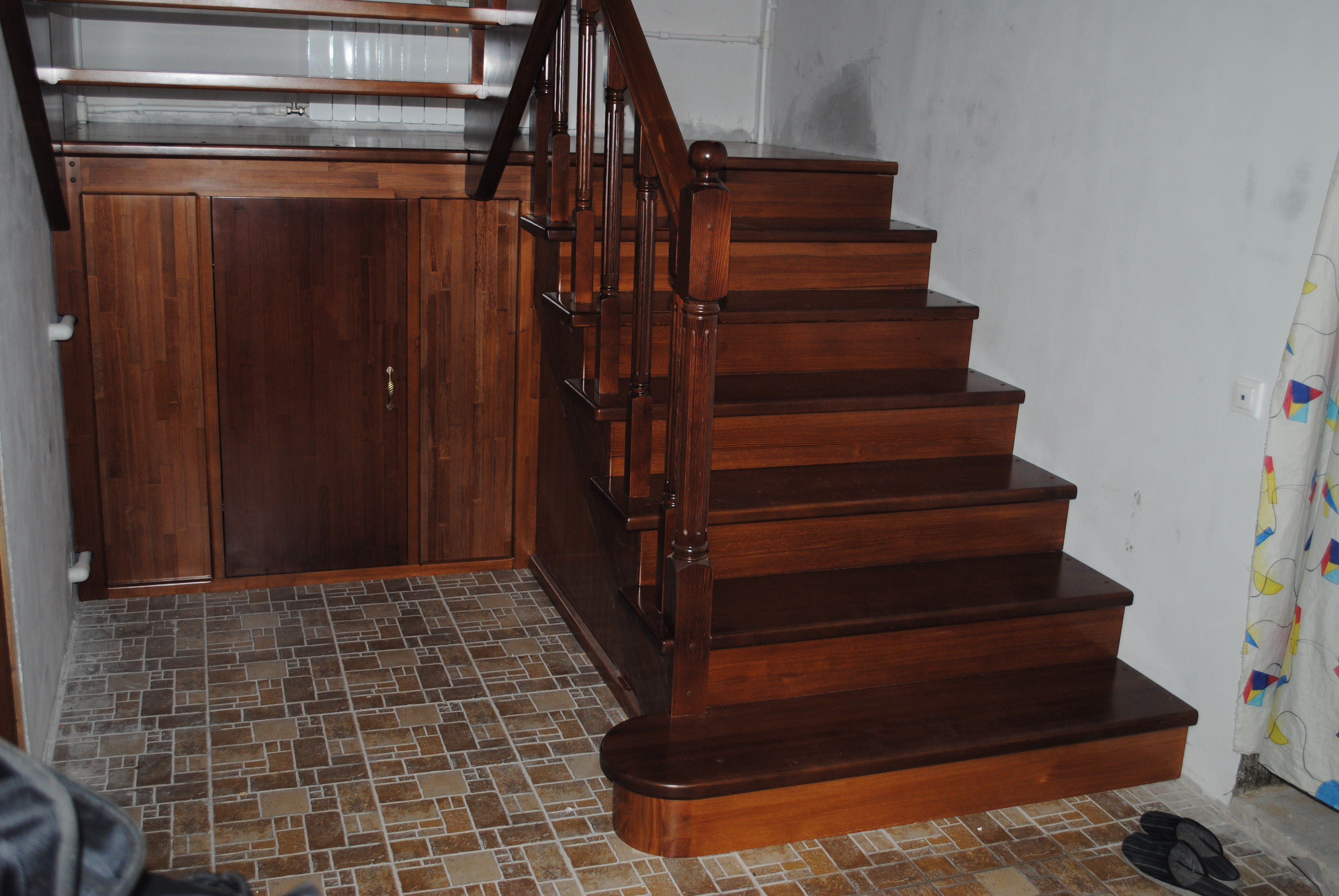 Деревянные лестницы на второй этаж в частном доме своими руками с поворотом и площадкой фото