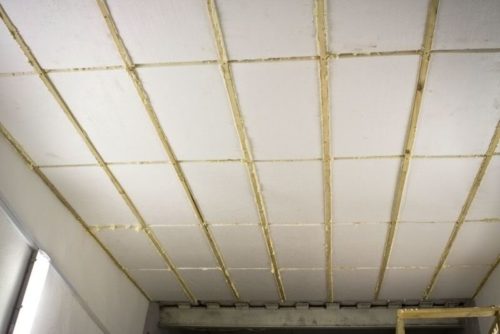 Вид утепленного пенопластом потолка в подвале