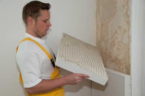 El pegarse placas de espuma en la pared