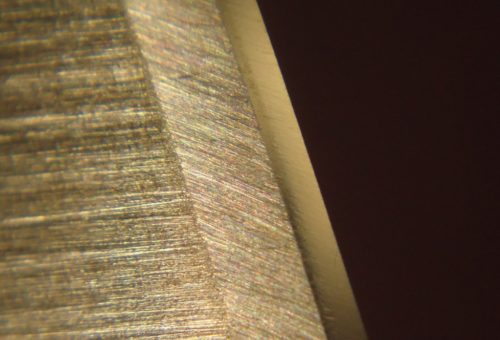 Первичная фаска и режущая кромка мод микроскопом