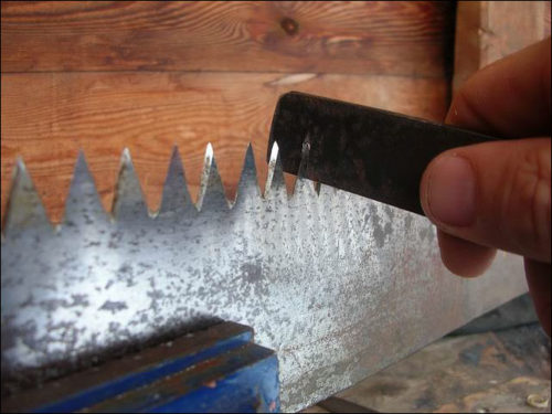 Sharpening teeth saw